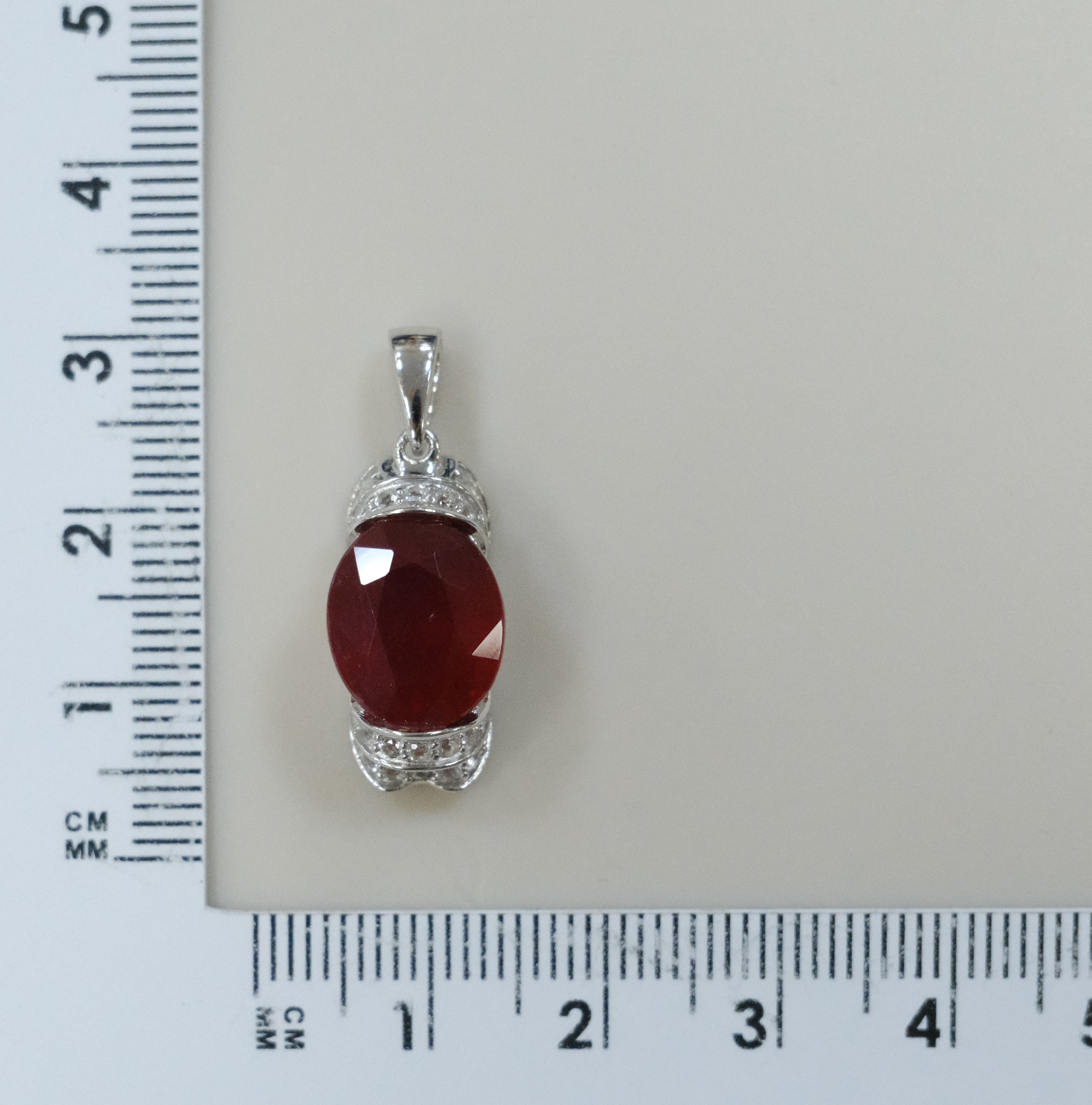 Серебряная подвеска с рубином